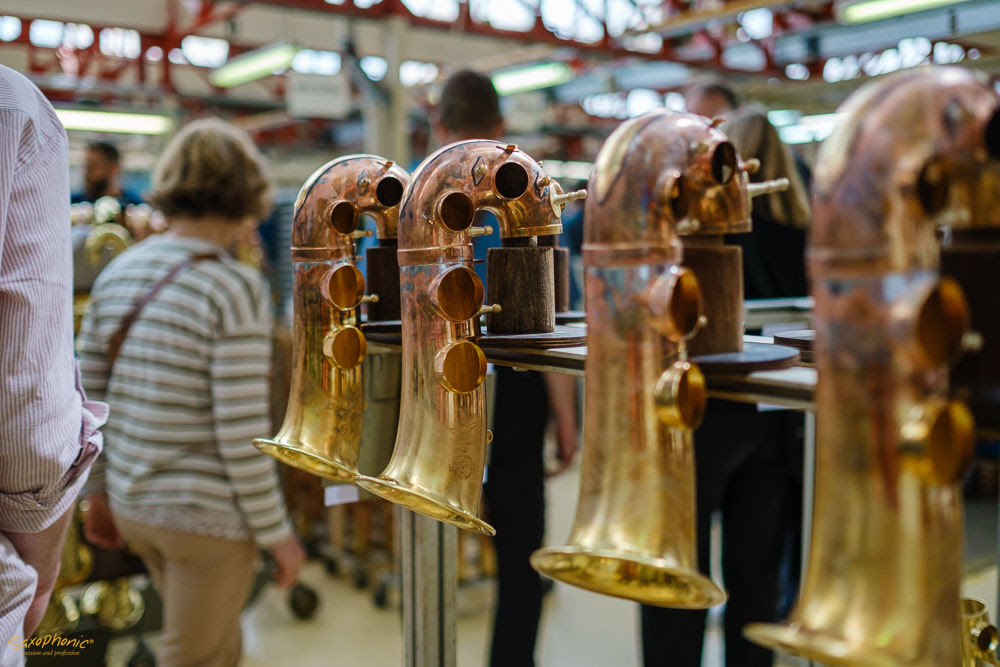 Saxophonic Werksbesichtigung bei Henri Selmer Paris Saxophones. Saxophonwerkstatt.